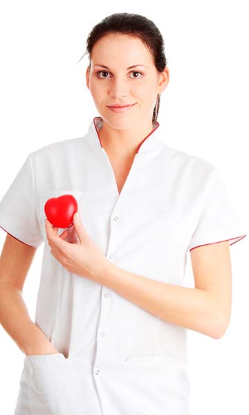 женщина врач с игрушечным сердцем в руке