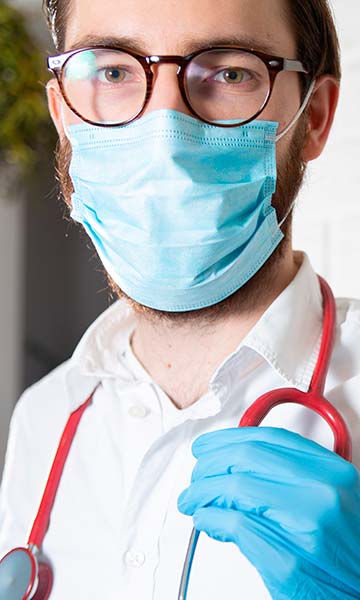 мужчина врач в медицинской маске