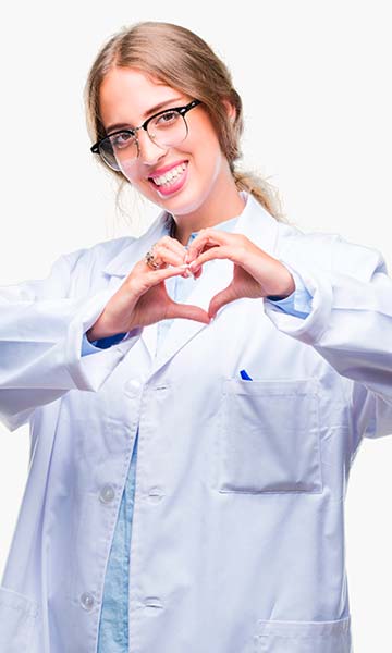 женщина врач в белом халате показывает руками сердечко